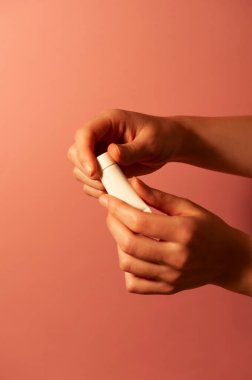 Nemlendirici, doğal kozmetik ürünleri, yumuşak gölgeler. Cilt ürünüyle kızın elleri..