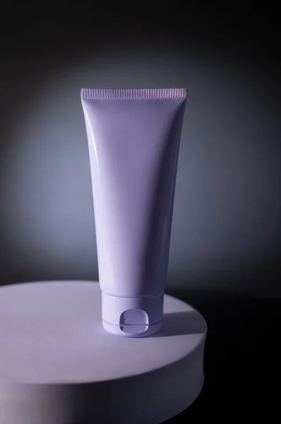 Lavantalı el kremi, lavanta rengi bir büfede. Yetiştirme ürünü.