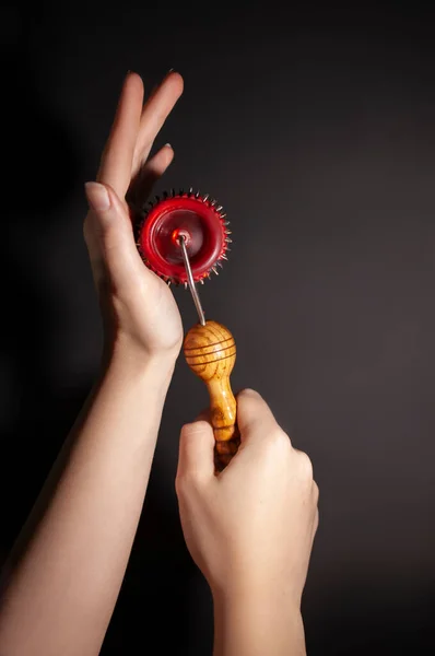 Alternatif tıp, tekerlekli masaj. Vücudun gelişimi, noktaların uyarılması. Akupunktur.