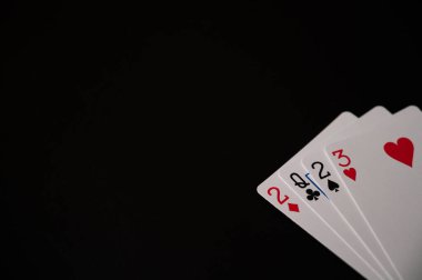 2023 yılını izole edilmiş siyah arka planda gösteren kartlar. Boşluğu kopyala.