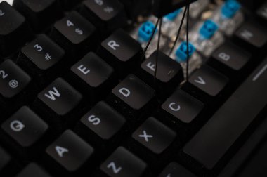 Mavili, enkazla dolu mekanik bir klavyenin temizlenmesi devam ediyor..