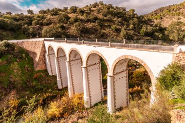 Mertola 'daki Guadiana nehri üzerindeki eski kemer köprüsü.