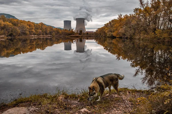 Охлаждающие Башни Атомной Электростанции Сырая Драматическими Облаками Дыма Отраженными Озере — стоковое фото