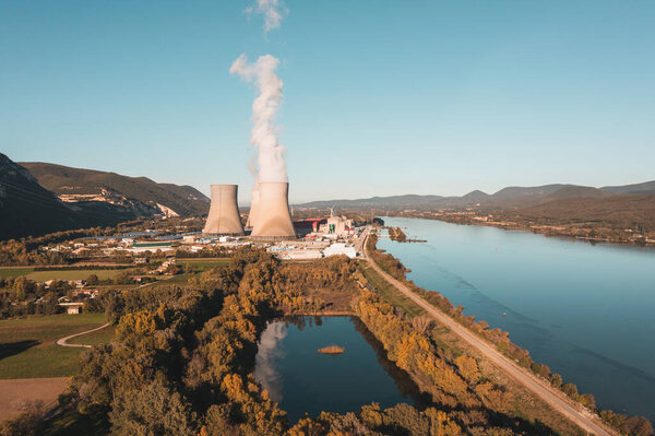 вид с воздуха на атомную электростанцию Cruas на реке Рона