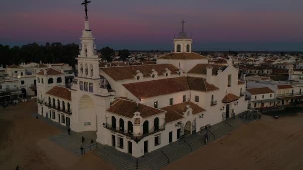 サンセットの美しい都市エル ロシオの空中ビュー スペインは興味深い村を旅行します — ストック動画