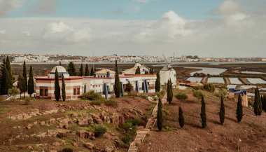 Castro Marim Faro Portekiz 'deki Revelim de Santo Antonio Dağı manzarası