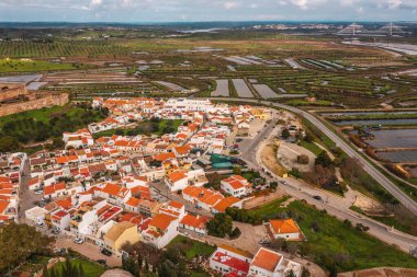 Dağ manzaralı Revelim de Santo Antonio ve Salinas in Castro Marim Faro Portugal