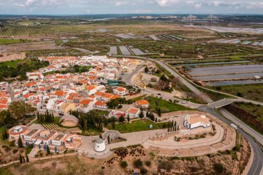 Dağ manzaralı Revelim de Santo Antonio ve Salinas in Castro Marim Faro Portugal