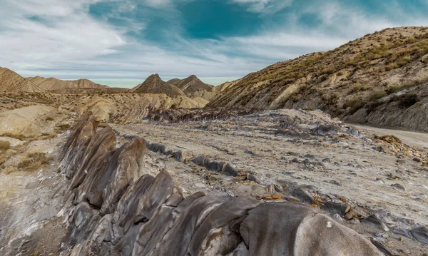 Endülüs İspanya 'nın Tabernas Çölü' ndeki çorak taşlı arazi manzarası.