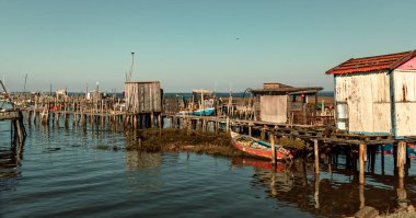 Cais de Palafitas da Carrasqueira 'nın ahşap geçitleri ve kulübeleri. Portekiz' deki Palafitico da Carrasqueira Rıhtımı.