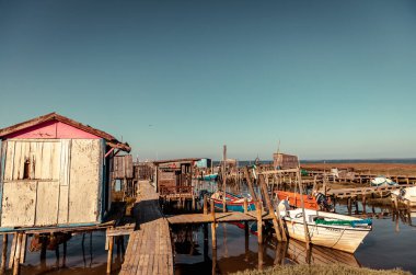 Cais de Palafitas da Carrasqueira 'nın ahşap geçitleri ve kulübeleri. Portekiz' deki Palafitico da Carrasqueira Rıhtımı.