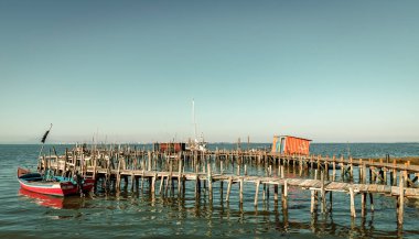 Cais de Palafitas da Carrasqueira 'nın ahşap geçitleri ve kulübeleri. Portekiz' deki Palafitico da Carrasqueira Rıhtımı.