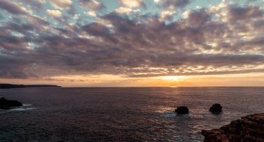 Güneybatı Alentejo Doğal Parkı 'ndaki kıyı manzarası ve Bordeira' daki Costa Vicentina