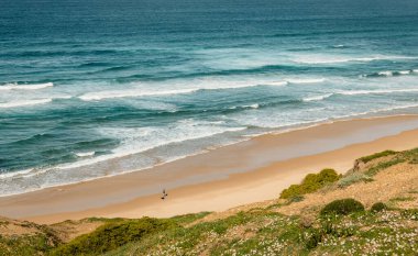 Güneybatı Alentejo Doğal Parkı 'ndaki kıyı manzarası ve Bordeira sahilindeki Costa Vicentina.