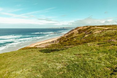 Güneybatı Alentejo Doğal Parkı 'ndaki kıyı manzarası ve Bordeira sahilindeki Costa Vicentina.