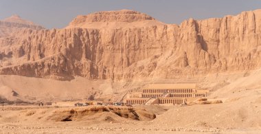 Thebes Nil 'in batı kıyısındaki Hatshepsut morg tapınağı.
