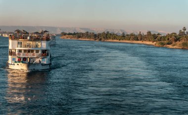 Gezici teknelerle Nil nehri manzarası