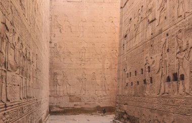 Mısır 'daki Horus Tapınağı' nın hiyeroglif duvarları