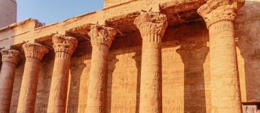 Edfu Tapınağı 'nın dış görünüşü.