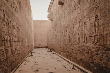 Mısır 'daki Horus Tapınağı' nın hiyeroglif duvarları