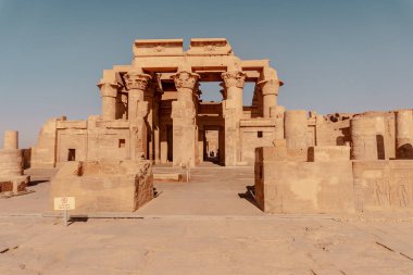 Nil Mısır kıyılarındaki Kom Ombo Tapınağı