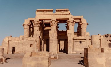Nil Mısır kıyılarındaki Kom Ombo Tapınağı