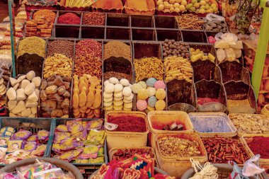 Aswan 'da renkli gıda ve baharat pazarı