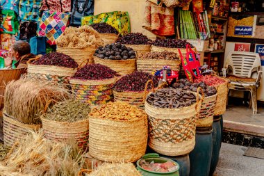 Aswan 'da renkli gıda ve baharat pazarı