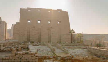 Karnak Tapınağı, Karnak 'taki Nil kıyısında, Luxor yakınlarında.