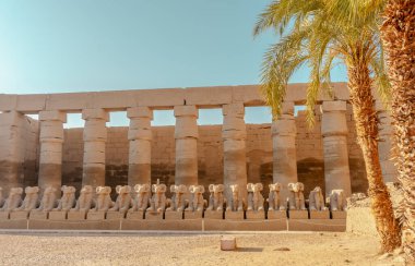 Karnak Tapınağı, Karnak 'taki Nil kıyısında, Luxor yakınlarında.