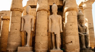 Nil Mısır 'ın kıyısındaki Luxor Tapınağı