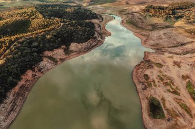 Vale de Agua Portugal 'daki Albufeira da Barragem de Campilhas barajının havadan görünüşü 