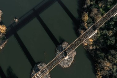 Serpa Portekiz 'deki Guadiana nehir vadisi üzerindeki eski demiryolu köprüsü.