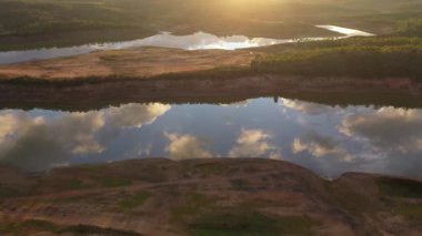 Portekiz 'deki Albufeira da Barragem de Campilhas rezervuarının havadan görünüşü, Avrupa' daki doğa su kaynağı Portekiz Alentejo