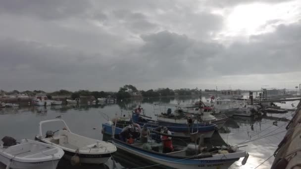 Pescatori Nel Peschereccio Nel Porto Fuseta Algarve Portogallo Viaggi Portogallo — Video Stock