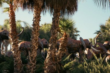 Portekiz 'deki Bacalhoa Buddha Cennet Parkı' nda bitki ve hayvan heykelleri