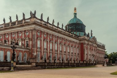 Potsdam Berlin Brandenburg 'daki Sanssouci Parkı' nda yeni bir saray