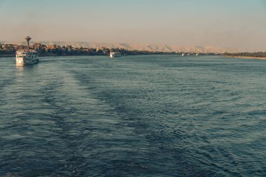Turistlerle dolu Nil nehri manzarası tekneleri gezmek, Mısır Nil seyahati