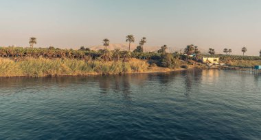 Nil Vadisi, nehir kıyısındaki sudan doğal manzara, Mısır Nil seyahati
