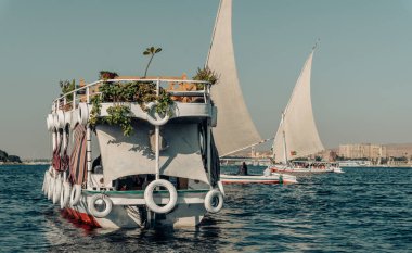 Turistlerle dolu Nil nehri manzarası tekneleri gezmek, Mısır Nil seyahati