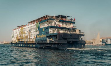 Turistlerle dolu Nil nehri manzarası seyahat gemisi, Mısır Nil Vadisi turizmi ve çevre