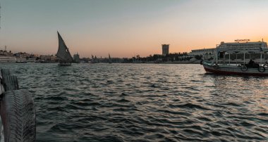 Aswan 'daki Nil' de gün batımında Moevenpick Oteli, Mısır Nil Gezisi