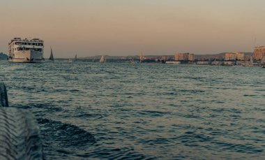 Turistlerle dolu Nil nehri manzarası tekneleri gezmek, Mısır Nil seyahati