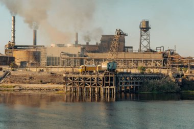 Nil kıyısında siyah tüten şeker fabrikası