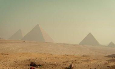 Giza Piramitleri altın sisli sabah ışığında