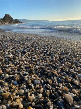 Torrox İspanya 'daki taşlı kumlu plaj