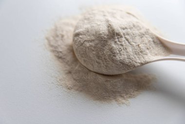 zemin psyllium kabukları beyaz kaşık ve beyaz arka plan