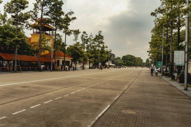 Hanoi Vietnam 'daki sokak sahnesi Ho Chi Minh Anıt Mezarlığı' nda