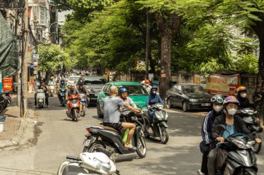 Hanoi 'de motosiklet trafiği olan bir sokak sahnesi.