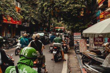 Hanoi 'de motosiklet trafiği olan bir sokak sahnesi.